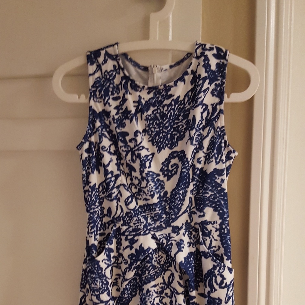 Women's sleeveless dress with pockets